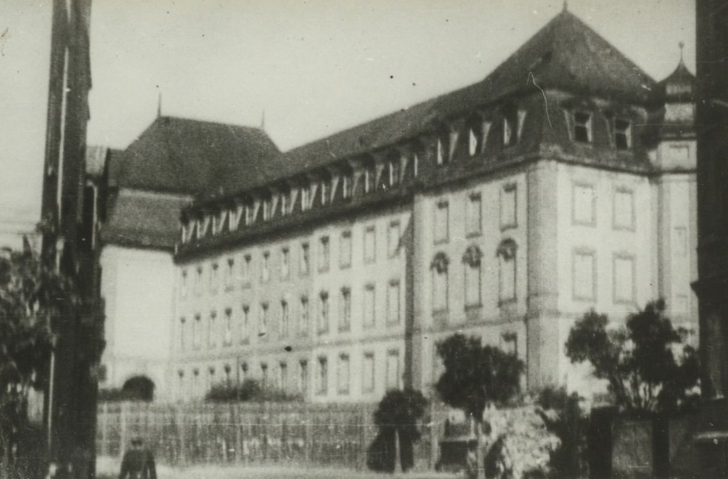 Foto eines großen, vierstöckigen Stadtgebäudes. 