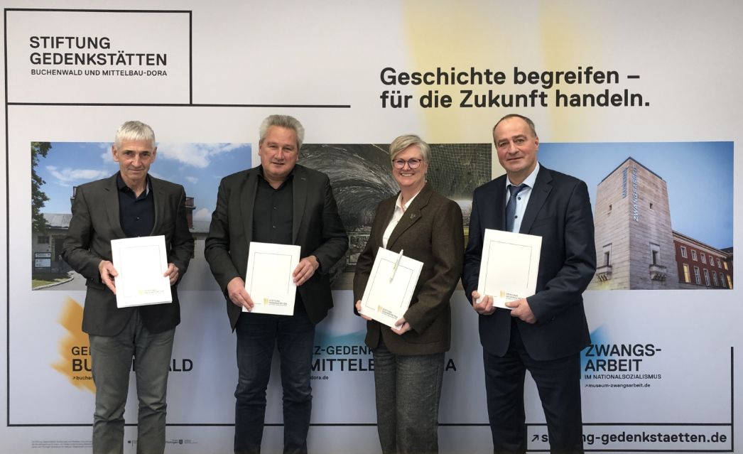 Kooperationsvereinbarung. Auf dem Foto sind von links nach rechts Henry Fischer, Prof. Dr. Jens-Christian Wagner, Ines Börner, Michael Kaufmann zu sehen.