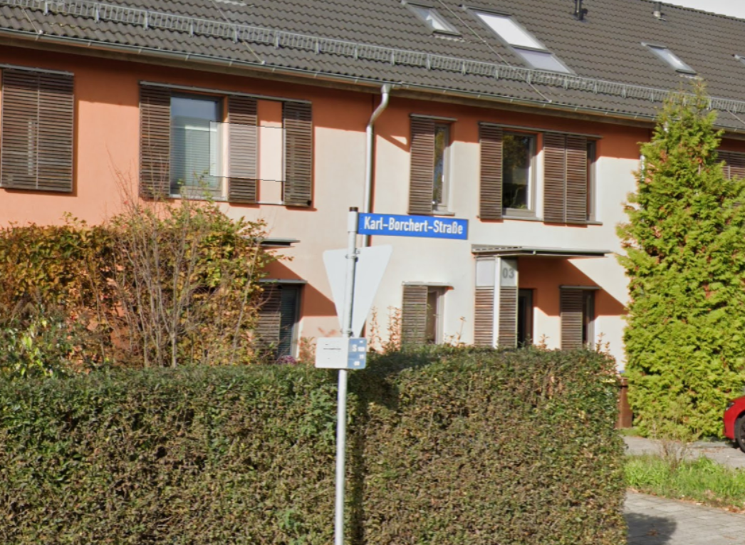 Auf dem Bild ist das blaue Straßenschild der Karl-Brochert Str. zu sehen. 