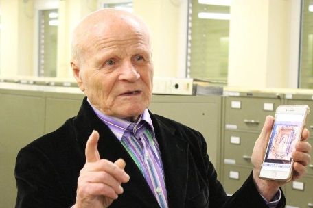 Alexandr Afanasjew zeigt etwas auf seinem Smartphone