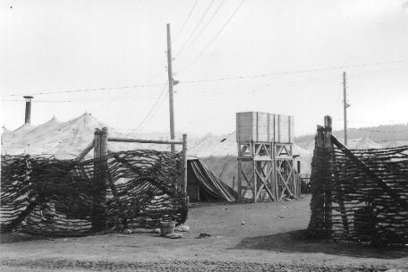 Der Eingang zum Zeltlager Espenfeld, 13. April 1945. Foto: Arthur W. Stott (U.S. Army Signal Corps)