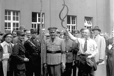 Das Recht wird symbolisch gehängt