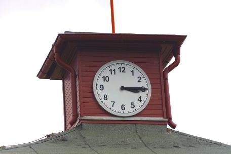 Zu sehen ist das Ziffernblatt der Uhr auf dem Torgebäude des Kontentrationslagers Buchenwald. Die Zeiger stehen auf 3.15.