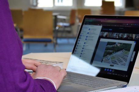 Ansicht eines Laptopbildschirms, in dem eine Online-Konferenz zur Geschichte des Konzentrationslagers Buchenwald läuft.