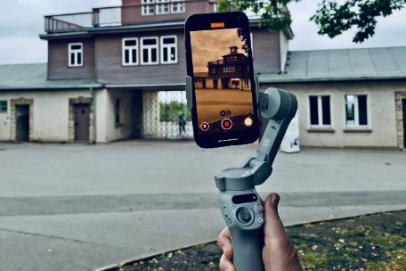 Filmaufnahmen vom Lagertor mit Smartphone und Gimbal 2025. Foto: Franziska Bula