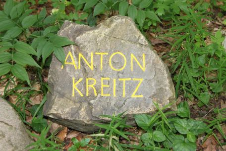 Gedenkstein mit der Aufschrift Anton Kreitz.