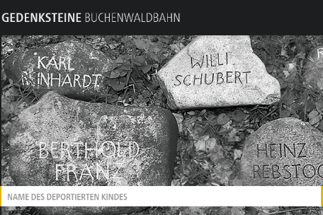 Screenshot der Suchmaske zum Gedenkweg Buchenwaldbahn. Fünf Gedenksteine mit eingravierten Namen liegen auf dem Boden. 