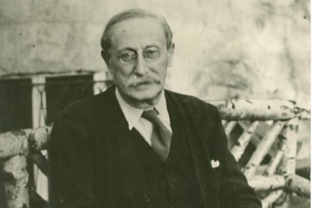 Photo of Léon Blum sitting