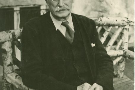 Photo of Léon Blum sitting