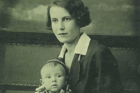 Portraitaufnahme von Aleksandra Pawlowna Lawrik mit einem Baby auf ihrem Schoß