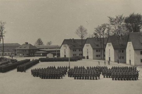 Blick auf die auf dem Exerzierplatz vor den Hundertschaftskasernen angetretene SS-Totenkopf Standarte 14.