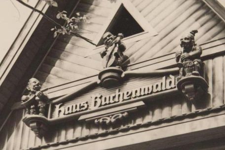 Carvings on the gable of Villa Koch with the inscription "House Buchenwald". Right, left, and above three each a carved imp with musical instrument.