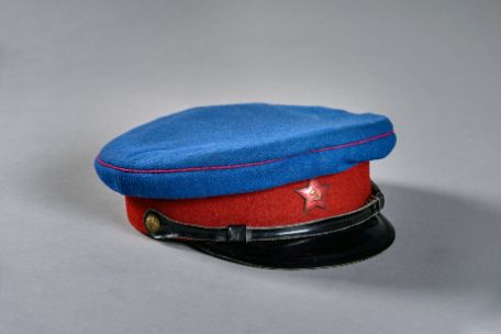 Blaurote Offiziersmütze Mütze eines NKWD-Hauptmanns. Vorne ist ein roter Stern mit Sichel und Hammel.