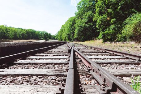 Überreste einer Weichenanlage kurz vor Ende der Strecke der Buchenwaldbahn.