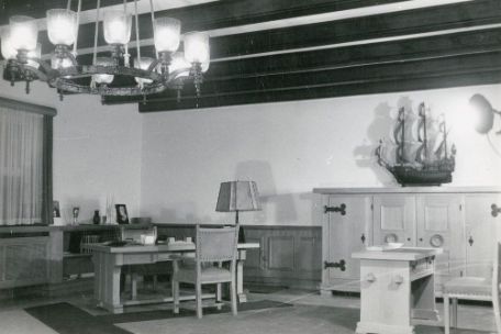 Office of the camp commandant. You can see the lampshade that was also shown on the table with the specimens on 16 April 1945.