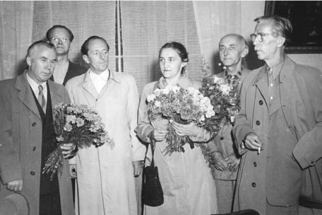 Zentralbild Gielow 13.7.1953 Sowjetische Kunstwissenschaftler in Berlin eingetroffen Zur Vorbereitung einer sowjetischen Kunstausstellung traf am 10.7.1953 eine sowjetische Kunstwissenschaftler-Delegation in Berlin ein. UBz: (Mitte) Frau Walentina Achalimowa, wissenschaftliche Mitarbeiterin und Oberassistentin der Staatl. Tretjakow-Galerie, Moskau, wird Leiterin der Ausstellung sein. Ferner gehört der Delegation der bekannten Künstler und Kunstwissenschaftler Alexander Samoschkin, Direktor des Instituts für Theorie und Geschichte der Akademie der Künste der UdSSR, Verdienter Künstler der RSFSR und Korrespondierendes Mitglied der Akademie der Künste der RSFSR (links) an. Die Delegation wurde auf dem Flugplatz Schönefeld von Nationalpreisträger Prof. Otto Nagel (rechts) und von Nationalpreisträger Prof. Walter Arnold (2.v.l.) herzlich begrüßt. 