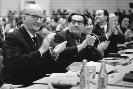 Zentralbild Franke 4.11.1966 Berlin: Abschluß der 1. Jahreskonferenz des Deutschen Schriftstellerverbandes. Mit herzlichem Beifall dankten die über 350 Teilnehmer an der 1. Jahrekonferenz der Deutschen Schriftstellerkonferenz (im Vordergrund links Prof. Alfred Kurella, daneben Max Zimmering) den Diskussionsrednern, die in der Kongreßhalle am Berliner Alexanderplatz das Wort ergriffen. Vom 2. bis 4.11.1966 hatten die Delegierten und Gäste - Schriftsteller, junge Autoren, schreibende Arbeiter, Literaturwissenschaftler und Bibliothekare - über die Entwicklung der sozialistischen deutschen Nationalliteratur und die Stellung des Schriftstellers in der Gesellschaft beraten.