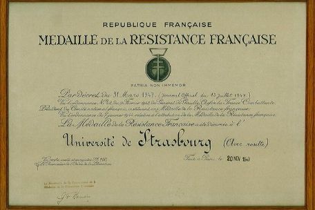 Médaille de la Résistance, die die Université de Strasbourg als einzige französische Universität im Jahr 1947 erhielt. 