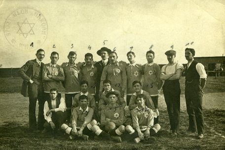 Fritz Löhner-Beda mit dem Hakoah-Fußballteam