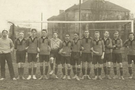 Josef Gerö mit dem Team des von ihm 1914 mitbegründeten FC Libertas