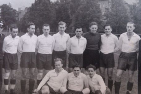 Zu sehen ist eine Fussballmannschaft in weißen Trikots. Links steht ein mann in SS-Uniform. Ganz rechts steht Fritz Förderer.