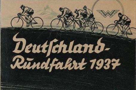 Faltblatt des Fahrradherstellers Wanderer zur Deutschlandrundfahrt. Im oberen Teil sieht man die Silhouetten von 5 um die Wette fahrenden Radfahrern. Darunter die Aufschrifft: "Deutschland-Rundfahrt 1937".