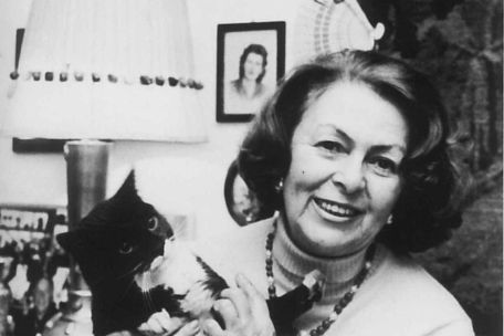 Privataufnahme von Danuta Brzosko--Mędryk mit einer Katze im Arm