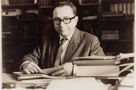 Privataufnahme von František Graus am Schreibtisch sitzend