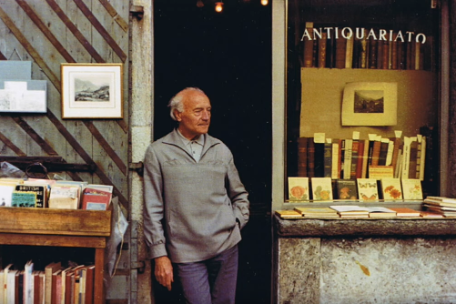 Leo Kok vor seinem Antiquariat in Ascona