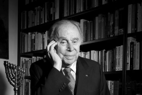 Privataufnahme von Arno Lustiger vor einem Bücherregal