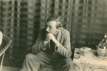 Privataufnahme von Franz Monjau sitzend, die Arme auf die Beine stützend.