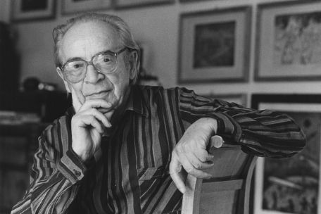 Privataufnahme von Herbert Sandberg auf einem Stuhl sitzend