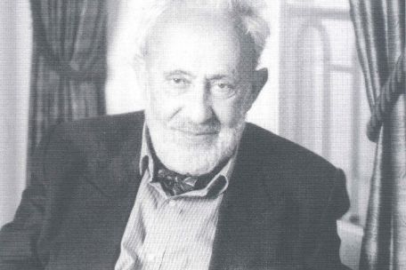 Privataufnahme von Paul Steinberg sitzend vor einem Schachspiel