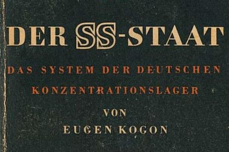 Bucheinband von Eugen Krogons "Der SS-Staat-Das Systemb der Deutschen Konzentrationslager" Der Einband ist schwarz. Oben ist das Orange Siegel "Die Buchreihe für Jedermann" zu erkennen. Unter dem Titel ist ein Oranges gleichschenkliges Dreieck plaziert darunter ist der Preis von 2 Mark zu lesen.