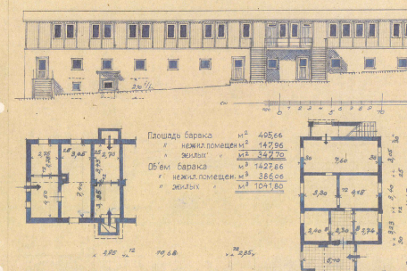 Eine schematische Zeichnung des Lazaretts. Es handelt sich um ein flaches, langes Gebäude mit zwei Stockwerken. Durch die leicht abschüssige Lage sind die Fenster auf der rechten Seite in Bodennähe, auf der linken Seite dagegen führt eine Treppe zur Tür hinauf. In der Mitte führen auch Treppen zur Türen im zweiten Stock hinauf. Oben sind große Fenster in Paaren regelmäßig angeordnet, unten kleinere Fenster in größeren Abständen. Unter der Zeichnung befinden sich zwei Grundrisse mit Längenangaben, sowie eine Aufstellung über die Fläche mit Quadratmeterangaben und kyrillischer Beschriftung.