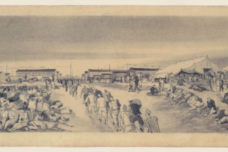 The picture shows a detailed pencil drawing capturing the hustle and bustle of the concentration camp after the liberation. The motif includes prisoners leaving the camp with luggage, as well as invalids lying on the ground, and people lying on the side of the road and appearing dead. Two large, bright tents are erected in front of the barracks in the background.