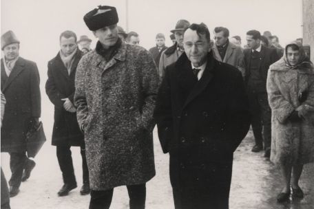 Stefan Jerzy Zweig, eines der überlebenden Kinder des Konzentrationslagers Buchenwald und Hauptfigur des Romans "Nackt unter Wölfen", während seines Besuches in der Gedenkstätte Buchenwald. Rechts neben ihm der ehemalige Häftling und Autor des Buches, Bruno Apitz
