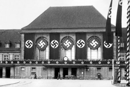Weimarer Hauptbahnhof, behängt mit riesigen Hakenkreuzflaggen