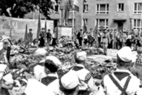 The Thälmann monument in Weimar. People are standing around, many in sailor uniforms. 