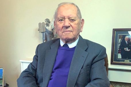 Portrait photo of Arek Hersh sitting