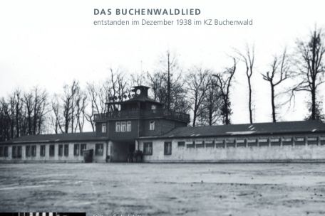 Das Foto zeigt das Cover der herausgegebenen CD „Das Buchenwaldlied“. Darauf zu sehen ist das Lagertor aus der Innenansicht in Schwarz-Weiß.