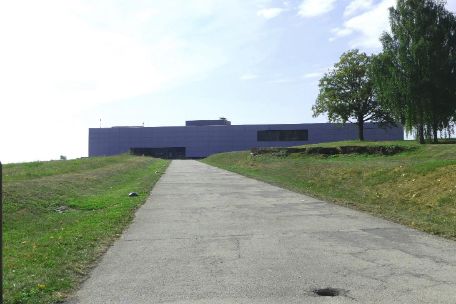The picture shows the footpath to the museum building of the Mittelbau-Dora concentration camp memorial.