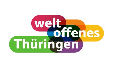 Auf dem Bild sieht man das Logo der Initiative "weltoffenes Thüringen". Das Logo setzt sich aus abgerundeten Speren in Rot, Orange, Gelb, Blau, Grün und Lila zusammen.