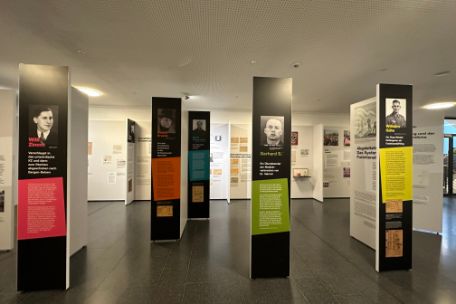 Die Abbildung zeigt fünf Aufstellungsstelen der Ausstellung „Rosa Winkel". 