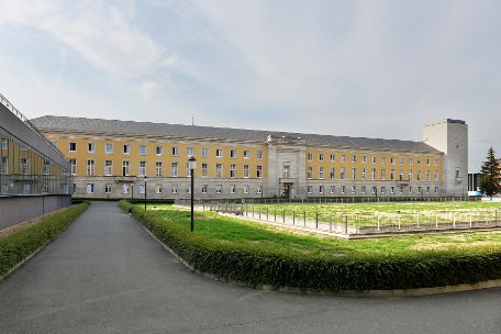 Das Südgebäude des ehemaligen NS-Gauforums in Weimar; im mittleren Bereich hinter dem Risaliten wird sich das Museum Zwangsarbeit im Nationalsozialismus befinden.