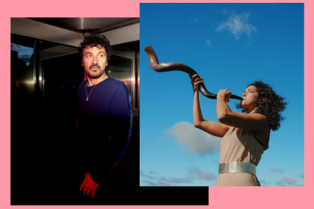 Collage aus zwei Porträts auf rosa Hintergrund: Links blickt eine Person mit lockigen dunklen Haaren und Bart in einem dunklen Innenraum zur Seite. Rechts bläst eine Person im Freien unter blauem Himmel ein gebogenes Schofar und trägt ein ärmelloses helles Kleid mit silbernem Gürtel.