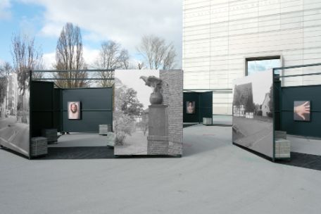 Ausstellungsansicht vor Bauhaus-Museum Weimar