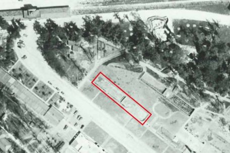 US-amerikanisches Luftbild, Juni 1945. Markierung: Überreste der „Politischen Abteilung“.