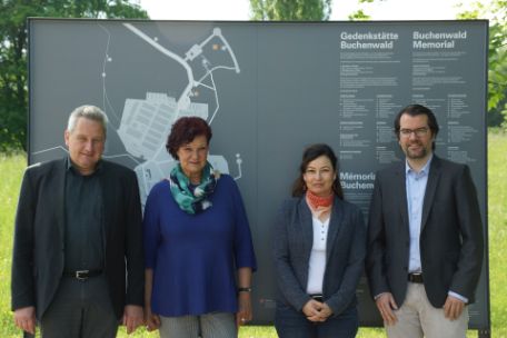 Vor einem Lagerplan stehen von links nach rechts aufgereiht vier Personen: Jens-Christian Wagner, Sabine Stein, Anita Ganzenmüller und Michael Löffelsender.