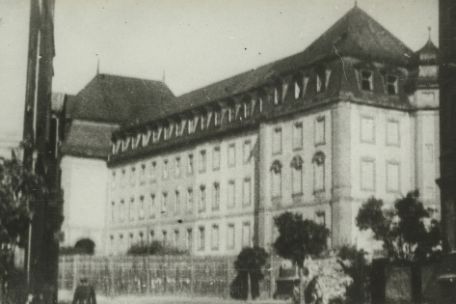 Foto eines großen, vierstöckigen Stadtgebäudes. 